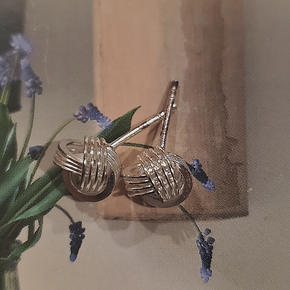 SS Celtic Love Knot Earrings NWOT - Picture 1 of 2